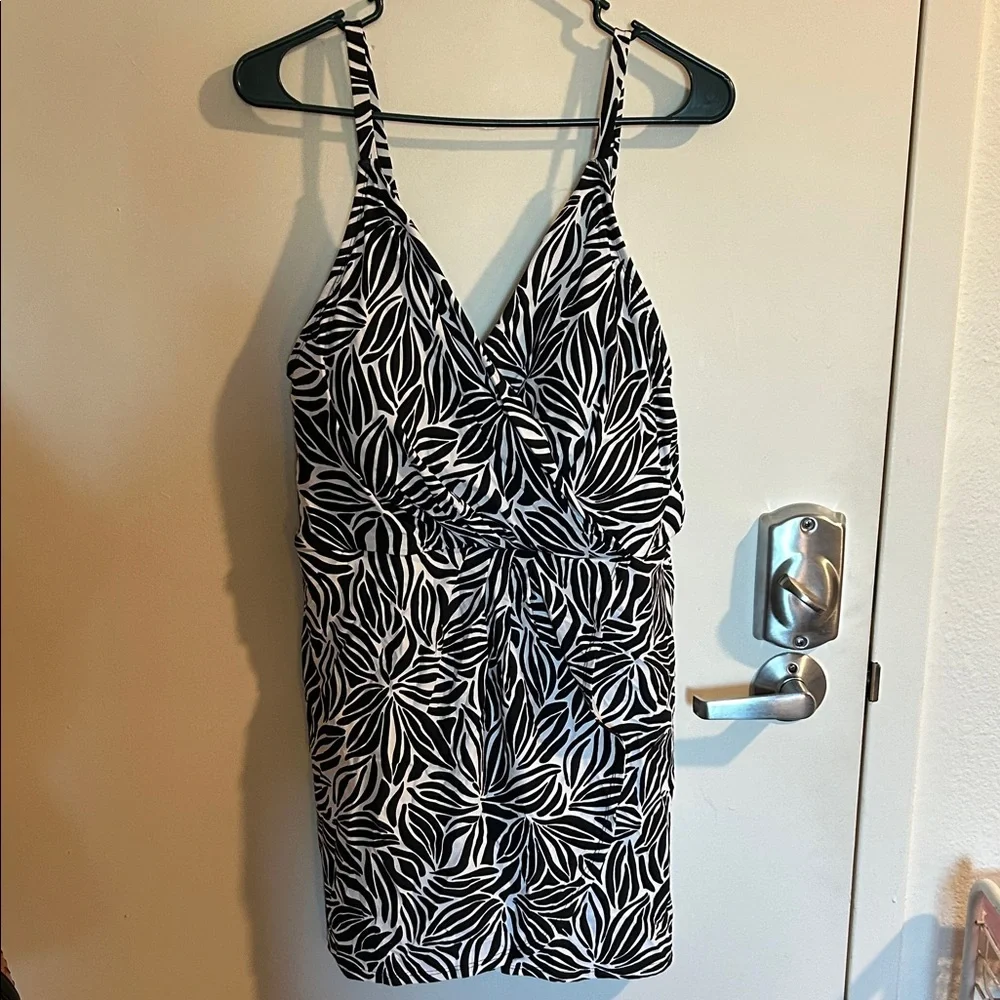 Black & White Leaf-Print V-Neck Swimsuit - Picture 1 of 8
